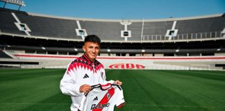 Thiago Almada em sua chegada ao River Plate