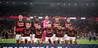 Time do Flamengo em campo no Maracanã