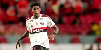 Zagueiro Vitão em campo pelo Flamengo