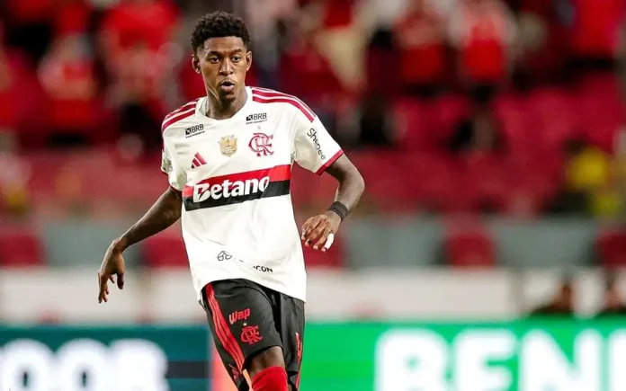 Zagueiro Vitão em campo pelo Flamengo
