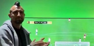 Chileno Arturo Vidal, ex-Flamengo, jogador do Colo-Colo, comemorando o gol do Arrascaeta contra o Cruzeiro na Libertadores