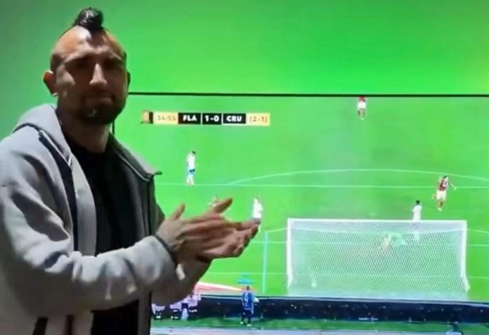 Chileno Arturo Vidal, ex-Flamengo, jogador do Colo-Colo, comemorando o gol do Arrascaeta contra o Cruzeiro na Libertadores