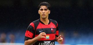 O lateral esquerdo Athirson em campo pelo Flamengo no Maracanã em 2002