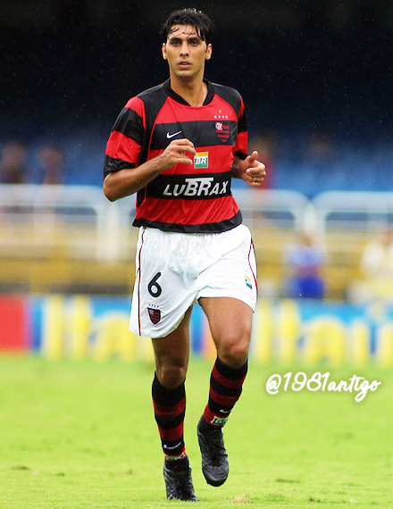 O lateral esquerdo Athirson em campo pelo Flamengo no Maracanã em 2002