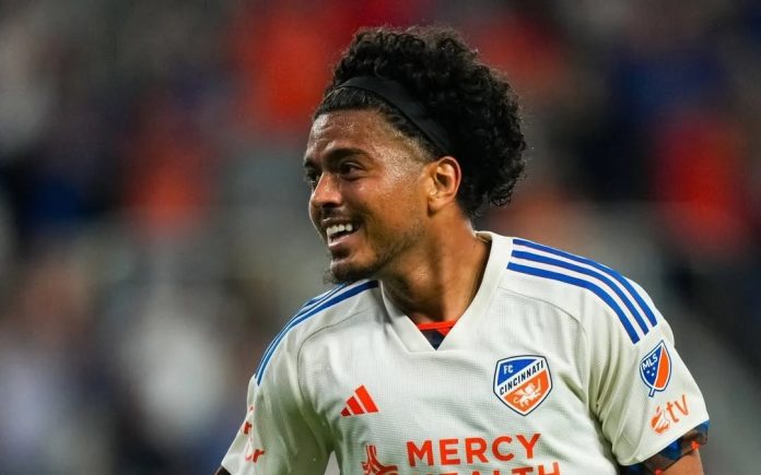 Evander, atualmente meio campista no Cincinnati (EUA)