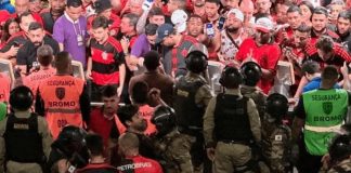 Confusão na entrada do Mineirão dos torcedores do Flamengo com a polícia de Minas, na partida do Flamengo x Cruzeiro pela Libertadores