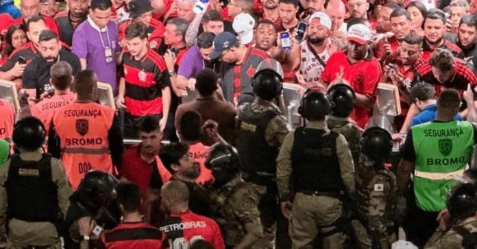 Confusão na entrada do Mineirão dos torcedores do Flamengo com a polícia de Minas, na partida do Flamengo x Cruzeiro pela Libertadores