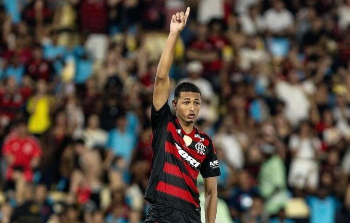 João Victor, zagueiro formado nas categorias de base do Flamengo.