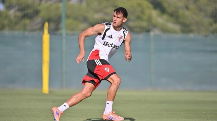 Joaquin Freitas, ex-River Plate, chegando para reforçar o time do Flamengo