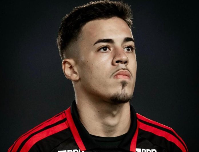 Johnny, jogador do Flamengo, da base para o profissional