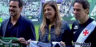 Leila Pereira, presidente do Palmeiras com enteado no gramado antes da vitória do líder.