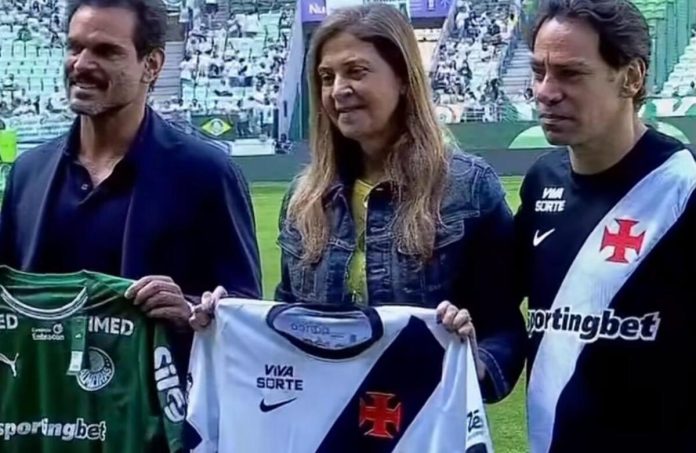 Leila Pereira, presidente do Palmeiras com enteado no gramado antes da vitória do líder.