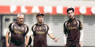 Léo Jardim e equipe técnica do Flamengo