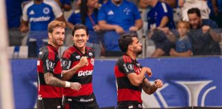 Léo Pereira, Pedro e Paquetá comemorando o gol de Paquetá contra o Cruzeiro pela Libertadores no Mineirão