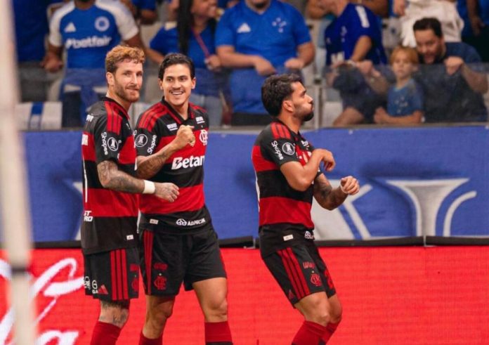 Léo Pereira, Pedro e Paquetá comemorando o gol de Paquetá contra o Cruzeiro pela Libertadores no Mineirão