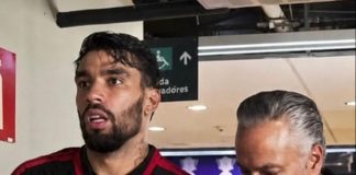 Paquetá com Boto, após jogo contra o Cruzeiro pela Libertadores