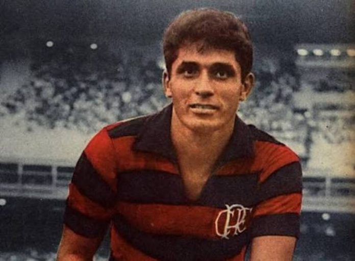 Ídolo dos anos 60, o ex-lateral-esquerdo Paulo Henrique