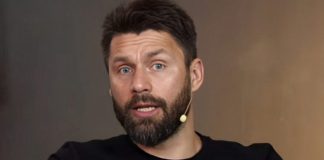 Rafael Sóbis é um ex-futebolista que atuava como atacante e hoje é comentarista de futebol e empresário