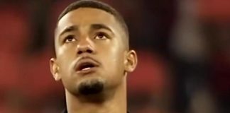 Samuel Lino emocionado cantando junto com a torcida do Flamengo em jogo contra o Cruzeiro pela Libertadores