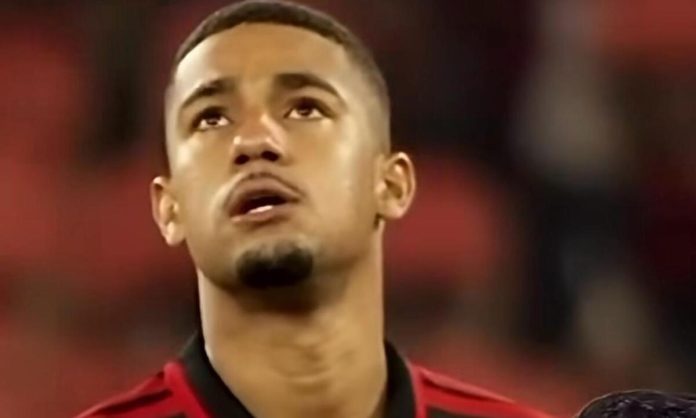 Samuel Lino emocionado cantando junto com a torcida do Flamengo em jogo contra o Cruzeiro pela Libertadores