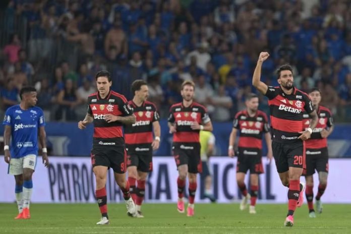Time do Flamengo em campo contra o Cruzeiro, pela Libertadores