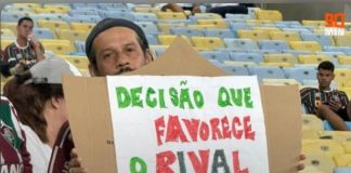 Torcedor tricolor com cartaz "fazendo protesto" para o Fluminense. Foto: Reprodução