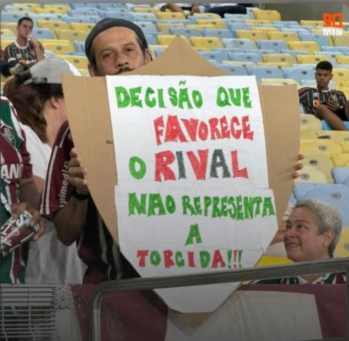 Torcedor tricolor com cartaz 