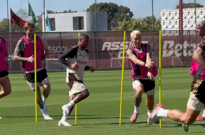 Jogadores do Flamengo treinam no Ninho do Urubu