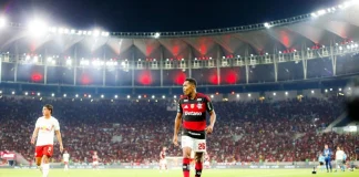 Alex Sandro em campo na vitória do Flamengo sobre o Bragantino - Foto: Gilvan de Souza / Flamengo