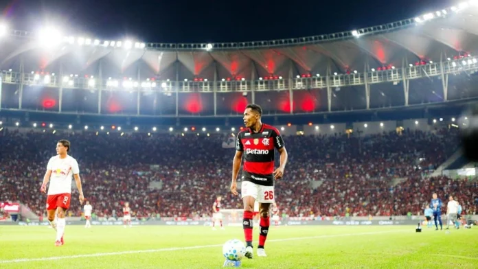 Alex Sandro em campo na vitória do Flamengo sobre o Bragantino - Foto: Gilvan de Souza / Flamengo
