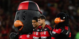 Anthony Valencia e Joaquín Freitas são apresentados à torcida do Flamengo no Maracanã - Foto: Daniel Brasil