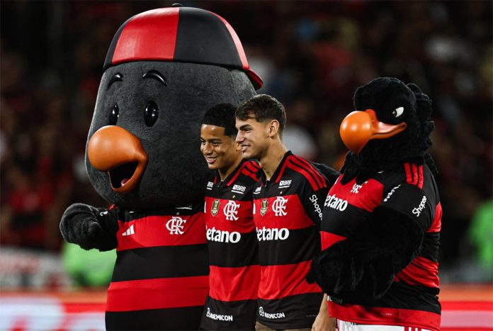Anthony Valencia e Joaquín Freitas são apresentados à torcida do Flamengo no Maracanã - Foto: Daniel Brasil