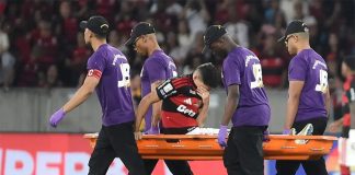 Ayrton Lucas sentiu a coxa durante o confronto entre Flamengo e Bragantino - Foto: Alexandre Durão / Zimel Press / Folhapress