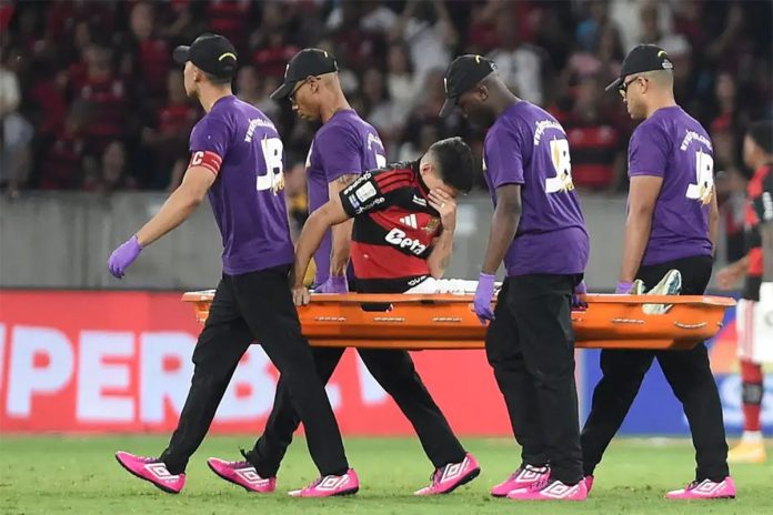 Ayrton Lucas sentiu a coxa durante o confronto entre Flamengo e Bragantino - Foto: Alexandre Durão / Zimel Press / Folhapress