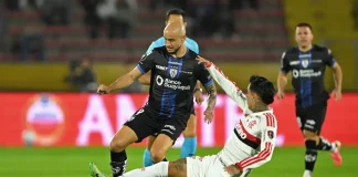 Bruno Henrique em campo pelo Flamengo na vitória sobre o Del Valle em Quito - Foto: Rodrigo Buendia / AFP