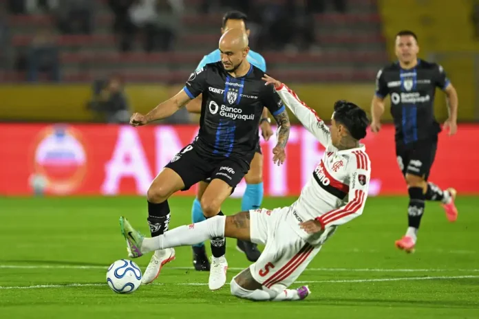 Bruno Henrique em campo pelo Flamengo na vitória sobre o Del Valle em Quito - Foto: Rodrigo Buendia / AFP