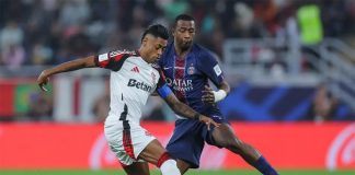 Bruno Henrique disputa a jogada com Pacho, no confronto entre Flamengo e PSG na final do Mundial de 2025 - Foto: Karim Jaafar / AFP