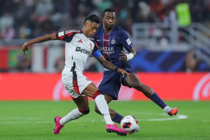 Bruno Henrique disputa a jogada com Pacho, no confronto entre Flamengo e PSG na final do Mundial de 2025 - Foto: Karim Jaafar / AFP