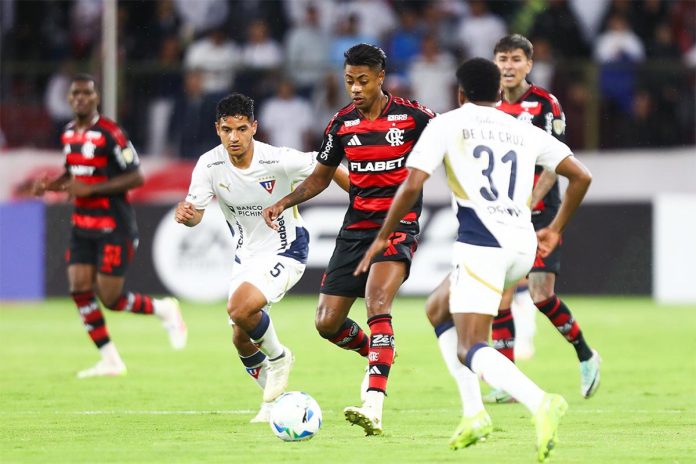 Bruno Henrique pelo Flamengo contra a LDU na altitude