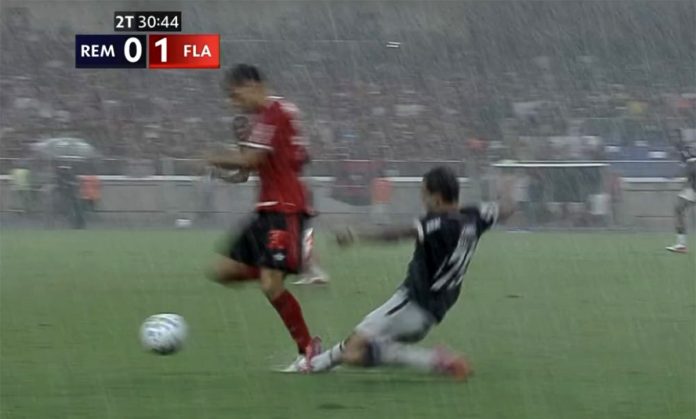 A entrada de Marcelinho, do Remo, em Joaquín Freitas, do Flamengo