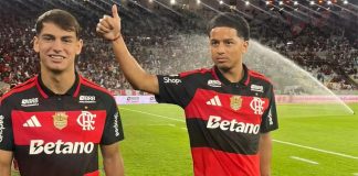 Joaquín Freitas e Anthony Valencia são apresentados à torcida do Flamengo no Maracanã - Foto: Rodrigo Cerqueira / GE