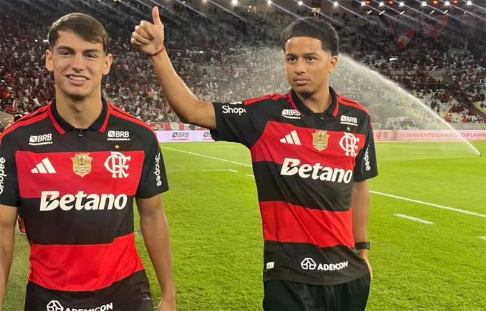 Joaquín Freitas e Anthony Valencia são apresentados à torcida do Flamengo no Maracanã - Foto: Rodrigo Cerqueira / GE