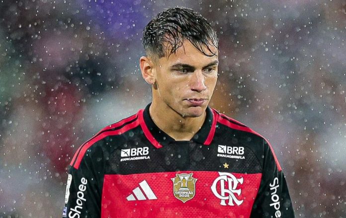 Joaquín Freitas em campo na vitória do Flamengo sobre o Corinthians no Maracanã - Foto: Gilvan de Souza / Flamengo