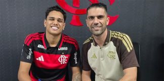 Juliano Viana assina contrato no Flamengo ao lado do diretor Alfredo Almeida