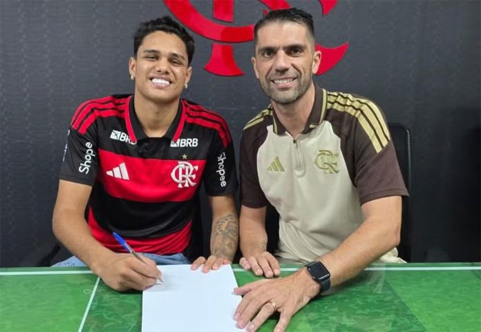 Juliano Viana assina contrato no Flamengo ao lado do diretor Alfredo Almeida