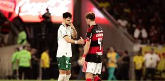 Léo Pereira cumprimenta Flaco Lopes no Flamengo x Palmeiras no Maracanã - Foto: Isabela Azine / AGIF / Folhapress