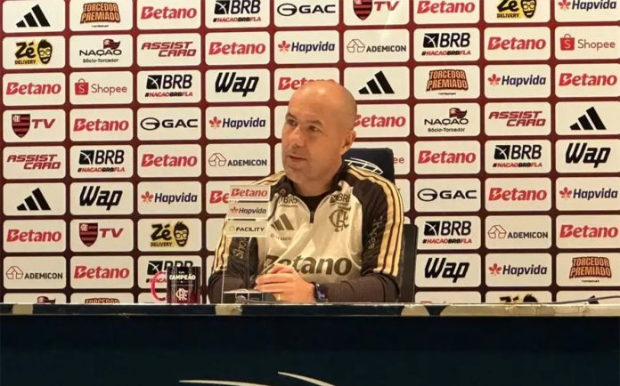 Leonardo Jardim em entrevista após vitória do Flamengo sobre o Corinthians no Maracanã - Foto: Igor Reis / Lance!