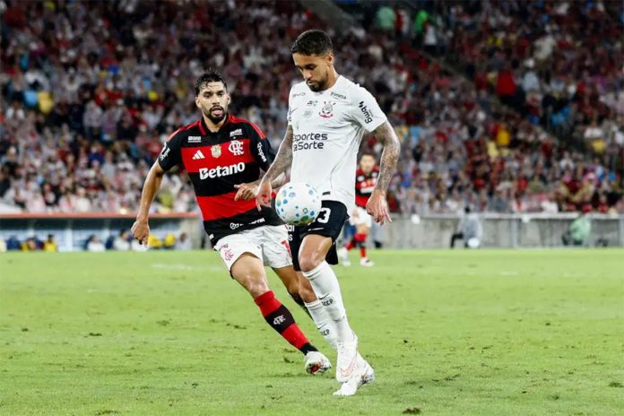 Lucas Paquetá em campo na vitória do Flamengo sobre o Corinthians no Maracanã - Foto: Adriano Fontes / Flamengo