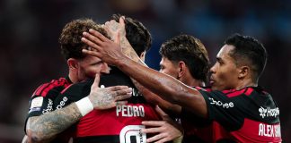 Pedro marca e comemora com Léo Pereira, Alex Sandro e Carrascal - Foto: Gilvan de Souza / Flamengo