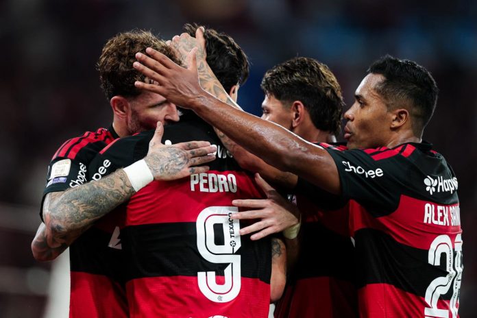 Pedro marca e comemora com Léo Pereira, Alex Sandro e Carrascal - Foto: Gilvan de Souza / Flamengo